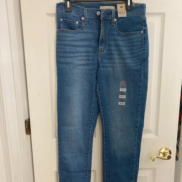 New Levi's Women's 724 Straight-Leg Jeans - Picture 2 of 6
